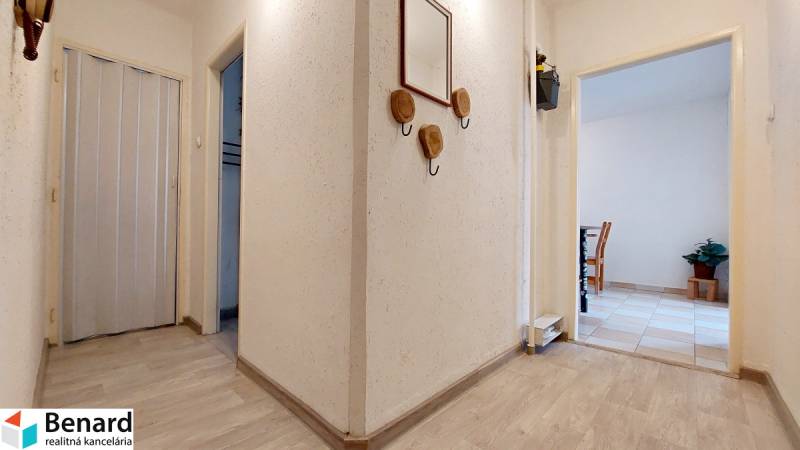 Der Flur in der 2-Zimmer-Wohnung mit weißen Wänden und einem Boden in Holzoptik.