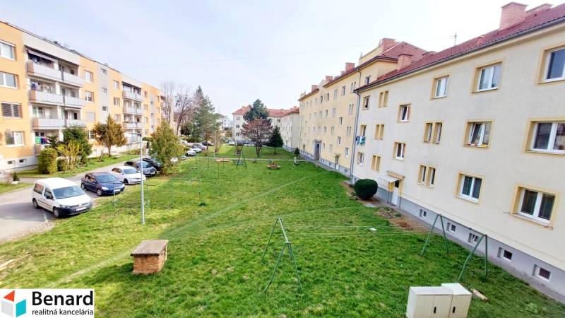 Wohngebäude und Parkplatz zwischen grünen Höfen in der Straße Obrancov mieru in Prešov.
