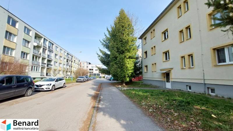 Gebäude und Autos in der Straße Obrancov mieru in Prešov, geeignet für eine 2-Zimmer-Wohnung.