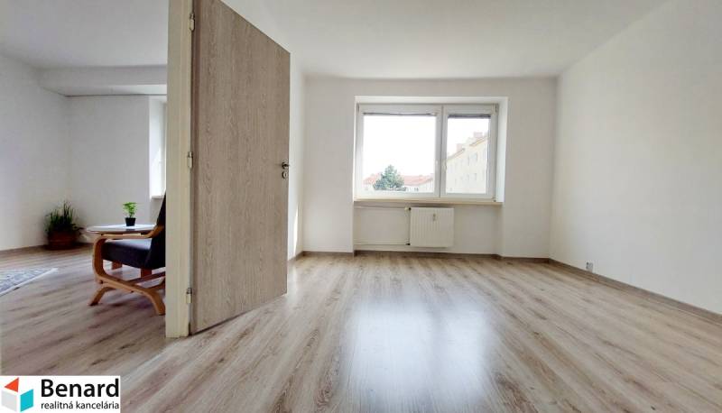 Innenraum einer 2-Zimmer-Wohnung mit Holzboden und hellen Wänden.
