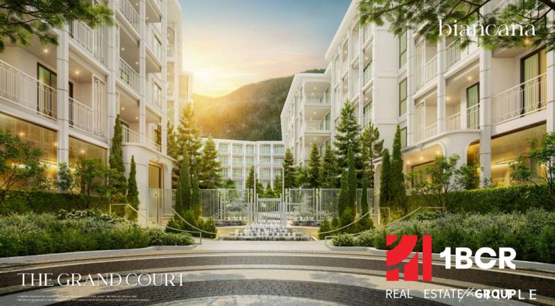 Wohnungsbau in Phuket mit eleganter Architektur und gepflegter Grünanlage im Außenbereich.