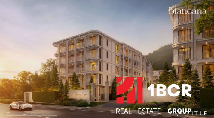 Wohnungsbau in Phuket, ein elegantes Gebäude umgeben von Grün bei Sonnenuntergang.