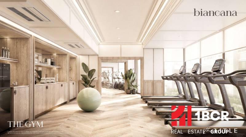 Innenraum eines Fitnessstudios mit Holzboden und moderner Fitnesseinrichtung. Wohnungsbau.