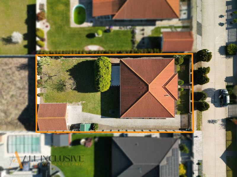 Luftaufnahme eines Einfamilienhauses mit rotem Dach in Kútniky.