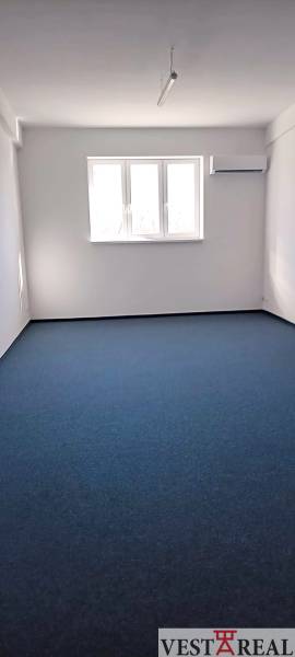 Büros mit blauem Teppichboden und Fenster, gelegen in der Chovateľská Straße in Trnava.