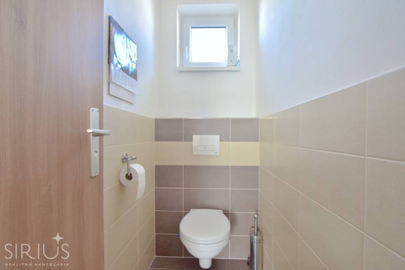 Kleines WC mit Fenster und Fliesen in einer 3-Zimmer-Wohnung.