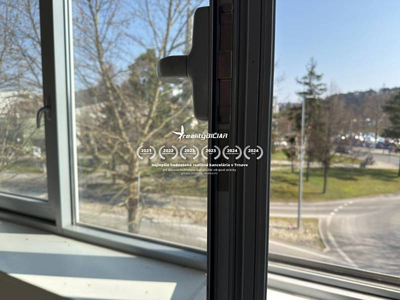Blick aus dem Fenster mit Bäumen und Straße, Piešťany, Nitrianska 755, Besondere Immobilien.