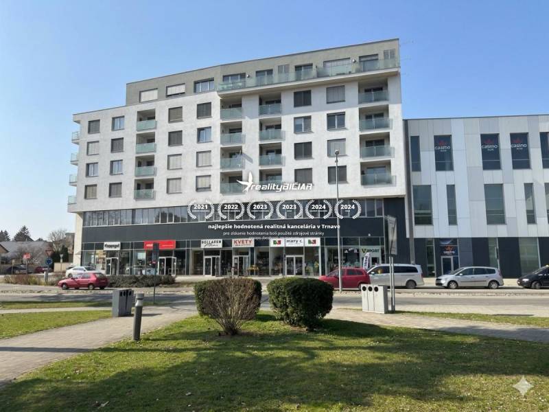 Gebäude für besondere Immobilien in der Nitrianska-Straße 755 in Piešťany mit Grünflächen.