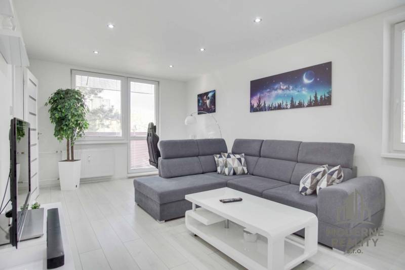 Helles Wohnzimmer mit Ecksofa, Weltraumdekor und Holzboden.