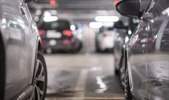 Parken in Garagen mit Autos auf Eduarda Wenzla, Bratislava - Rača.