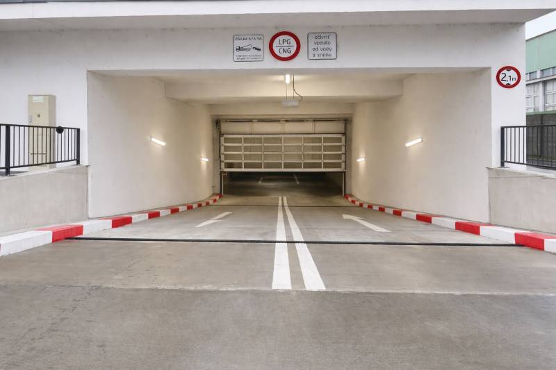 Einfahrt zu den Garagen in Eduarda Wenzla in Bratislava - Rača mit Höhenangabe und Verbot für LPG/CNG.