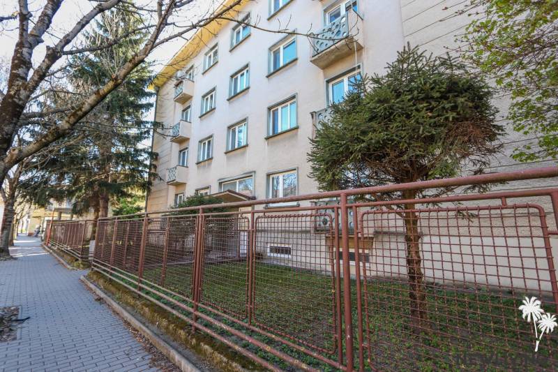 Mehrfamilienhaus mit Umzäunung in der Sasinkova-Straße in Piešťany, geeignet für eine 3-Zimmer-Wohnung.