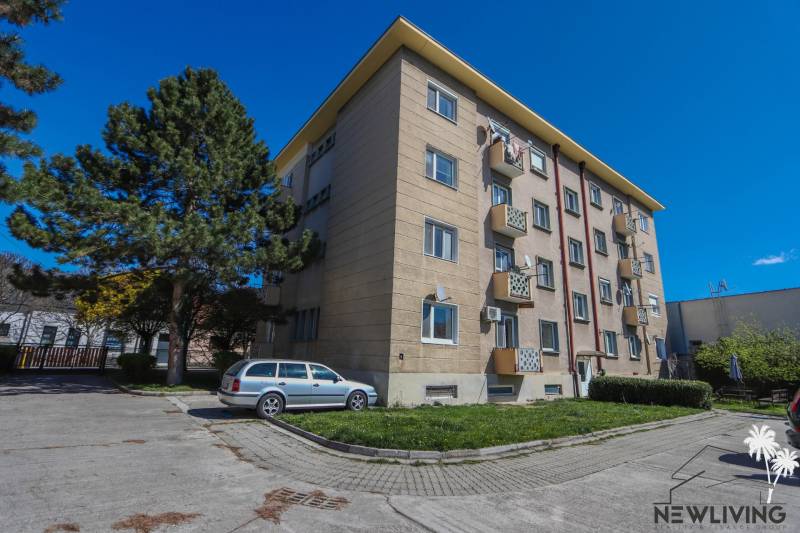Mehrfamilienhaus mit geparktem Auto in der Sasinkova-Straße in Piešťany.