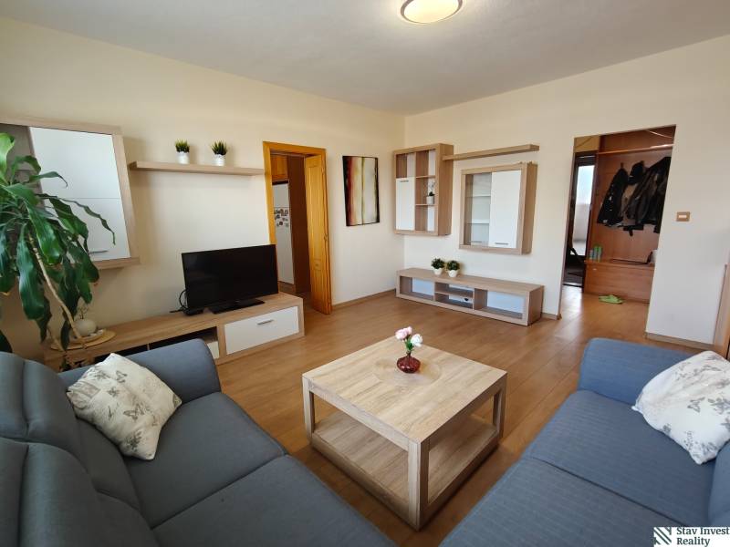 Helles Wohnzimmer mit Sofa und Holzboden in einer 3-Zimmer-Wohnung.