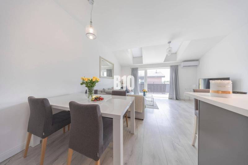 Helles Wohnzimmer in einer 3-Zimmer-Wohnung mit Esstisch und Holzboden.