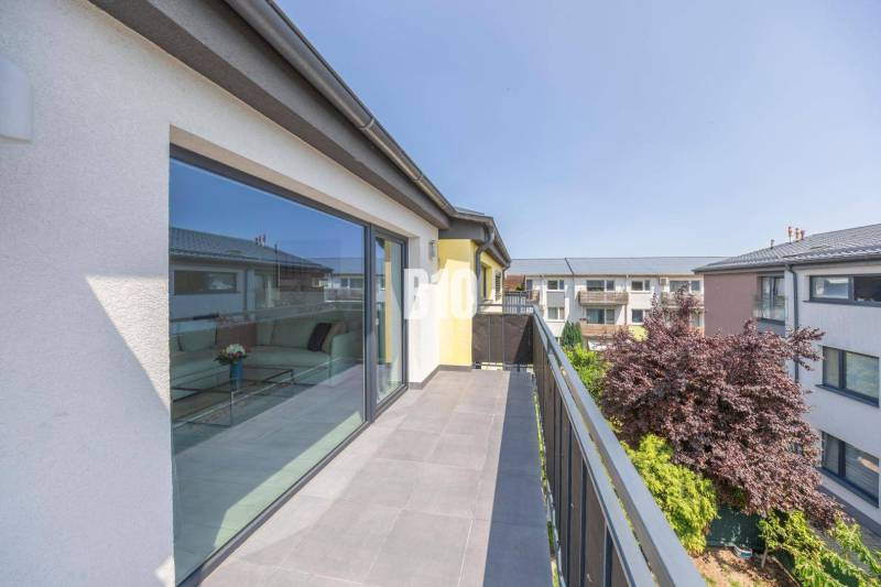Balkon mit Blick auf die Dubová-Straße in Bernolákovo, Teil einer 3-Zimmer-Wohnung.