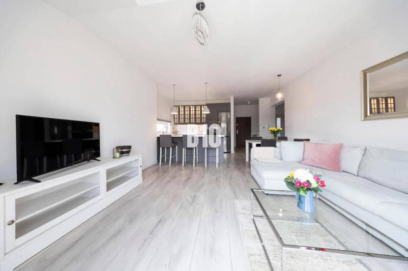 Helles Wohnzimmer in einer 3-Zimmer-Wohnung mit Holzboden und modernen Möbeln.