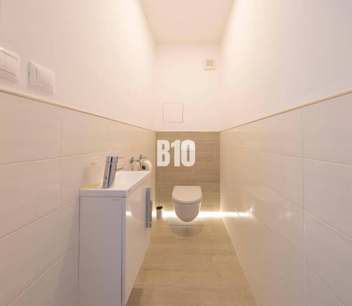 Toilette mit hängendem WC und Aufbewahrungsschrank in einer 3-Zimmer-Wohnung.