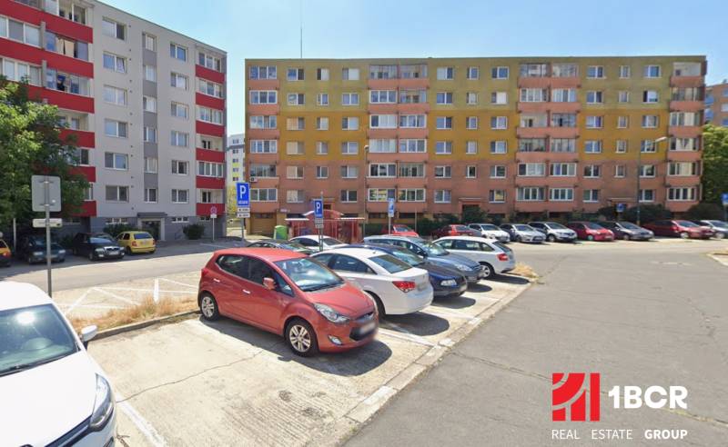 Parkplatz vor Wohnblöcken in Bratislava - Rača mit bunten Fassaden.