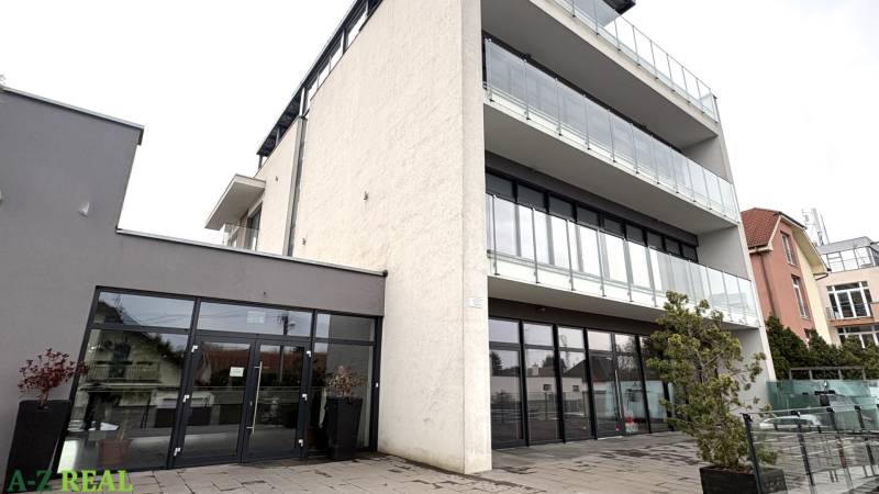 Gebäude mit verglasten Balkonen in der Straße Nové záhrady in Bratislava - Ružinov, Büros.