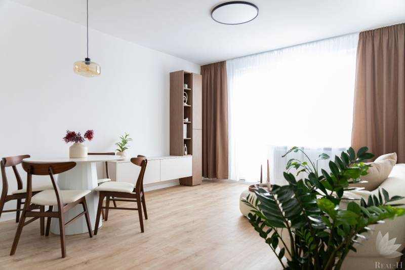 Wohnzimmer mit Esstisch und Holzboden in einer 3-Zimmer-Wohnung.