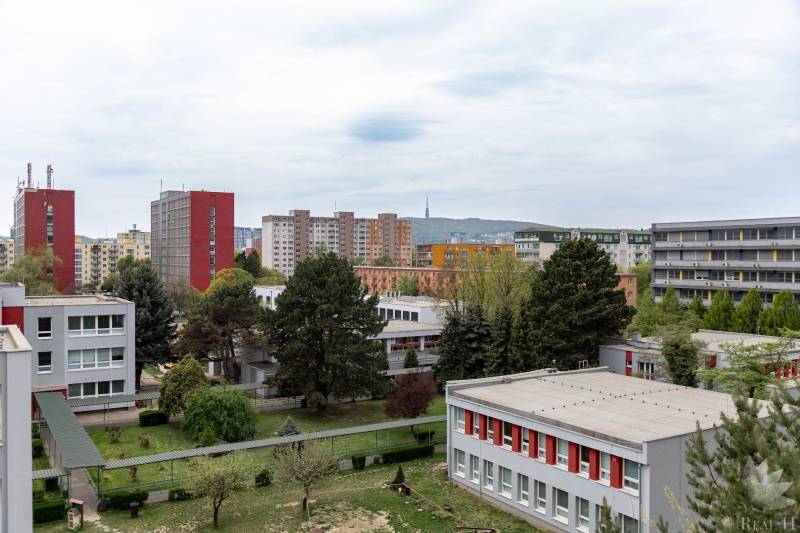Blick auf die Wohngebäude und die umliegende Grünfläche in Bratislava - Ružinov auf der Medzilaborecká.
