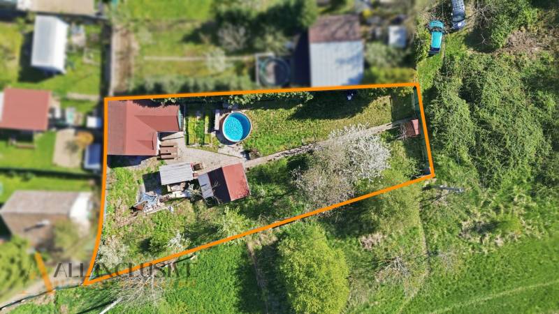 Luftaufnahme eines Gartens mit Pool in Kráľová nad Váhom.