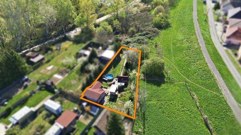 Luftaufnahme eines Gartens in Kráľová nad Váhom mit einem Pool und umliegender Vegetation.