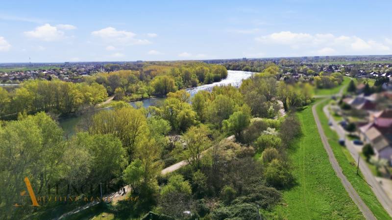 Ein Blick auf die Gärten in Kráľová nad Váhom mit dem Fluss und üppigem Grün.