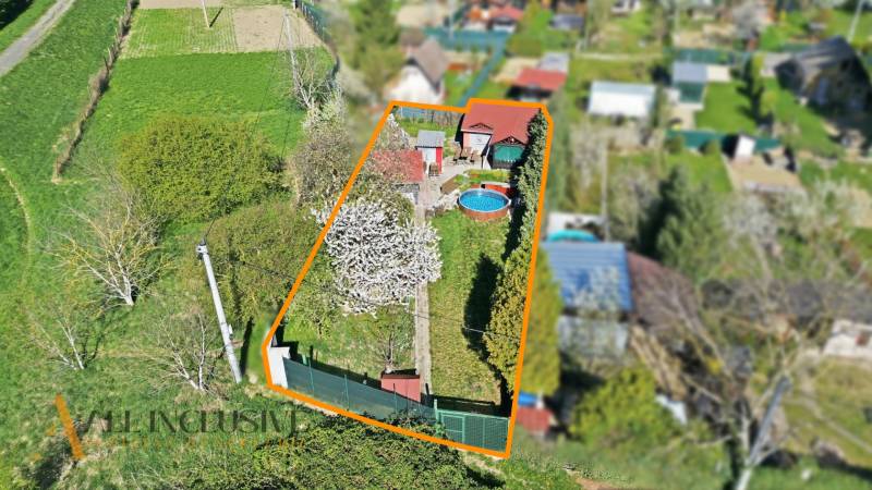 Luftaufnahme eines Gartens in Kráľová nad Váhom mit Schwimmbad und Pavillon.