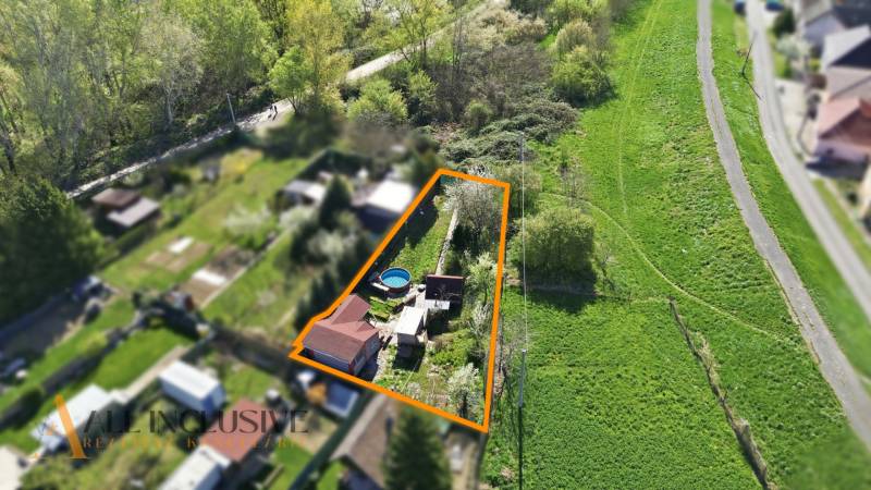 Luftaufnahme der Gärten in Kráľová nad Váhom mit einem Pool und einer Hütte.