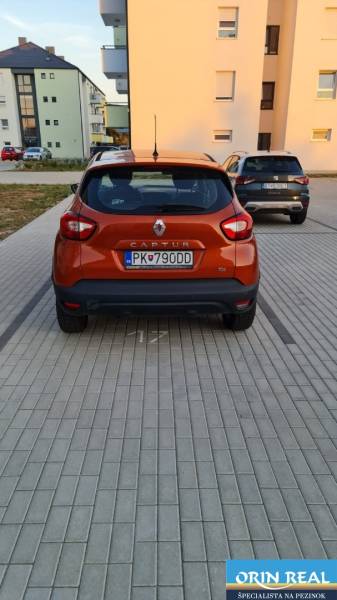 Orangenes Auto Renault Captur, geparkt auf einem gepflasterten Platz in Bratislava - Jarovce, Nyárfa.