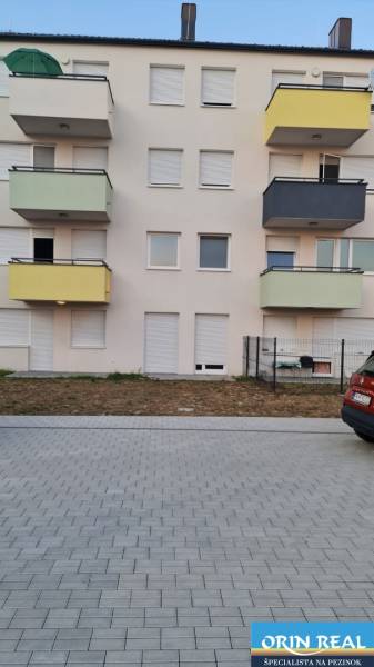 Wohnhaus in der Nyárfa-Straße in Bratislava - Jarovce mit einem Parkplatz im Vordergrund.