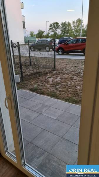 Blick aus dem Studio auf die Nyárfa-Gasse in Bratislava - Jarovce mit geparkten Autos.