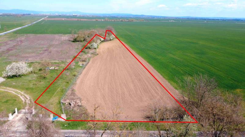 Das Feld in Ondrejovce in den Gärten, begrenzt durch eine rote Linie, Grünflächen ringsum.