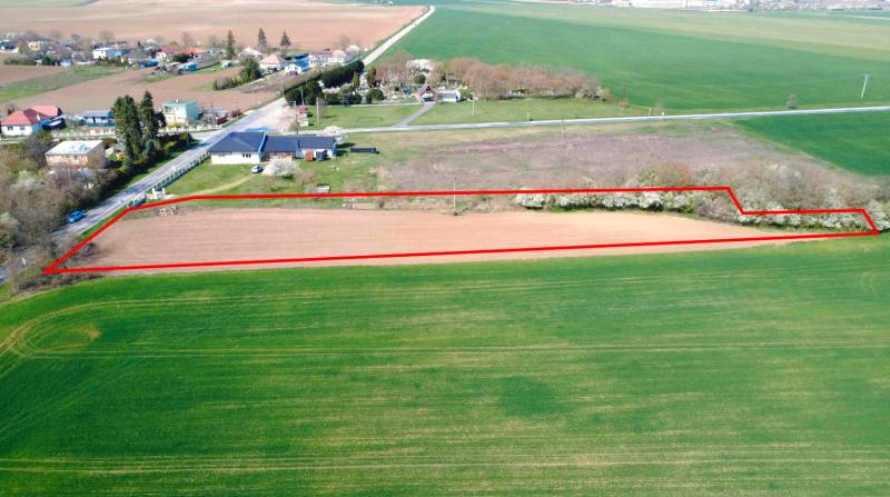 Grundstück in den Gärten von Ondrejovce, begrenzt durch eine rote Linie, umgeben von offener Landschaft.