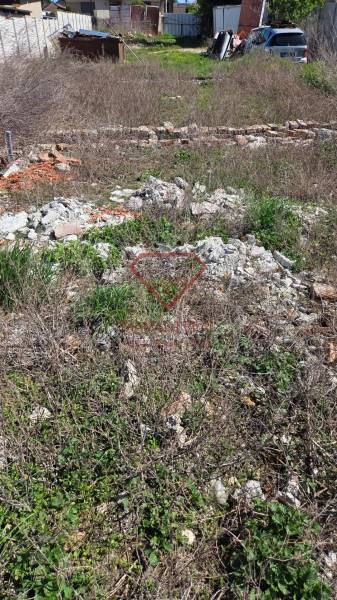 Grundstück zum Wohnen in Tešedíkovo in der Straße Tešedíkovo mit ungepflegter Vegetation und Bauschutt.