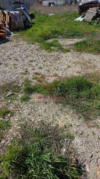 Grundstücke - Wohnen in der Tešedíkovo-Straße, Tešedíkovo mit Grasoberfläche und Bauschutt.