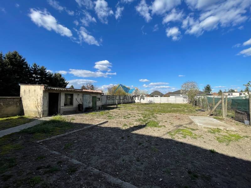 Záhrada s kôlničkou pri rodinnom dome v Čiernom Brode na ulici Heď.