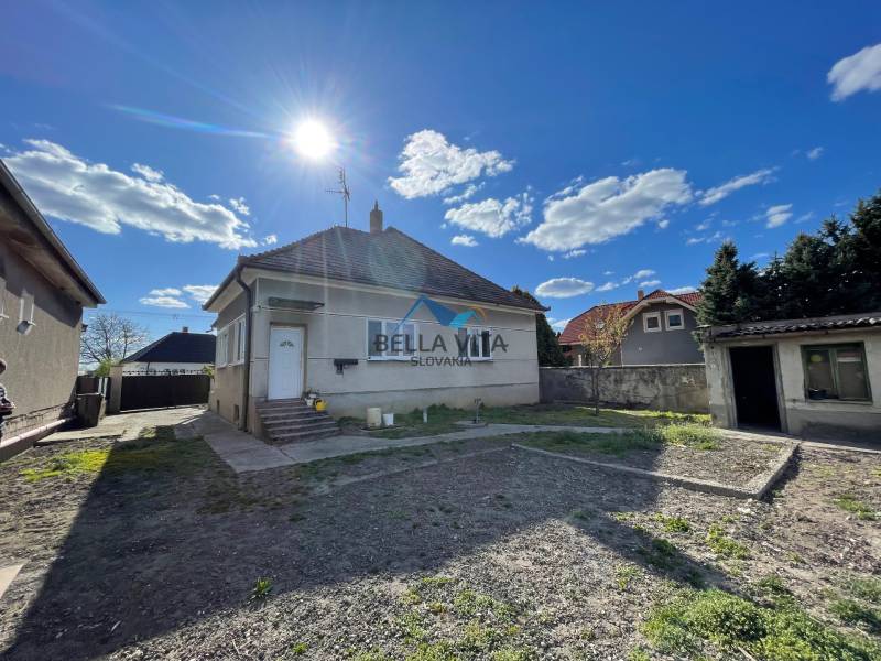 Rodinný dom v Čiernom Brode, na ulici Heď, má nádvorie a historickú architektúru.