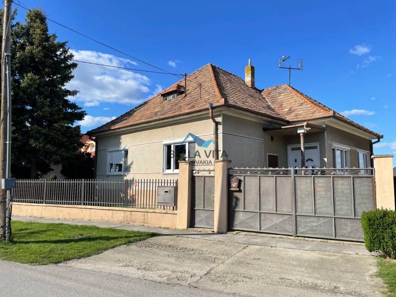 Rodinný dom v Čiernom Brode na ulici Heď s oplocenou záhradou a šikmou strechou.