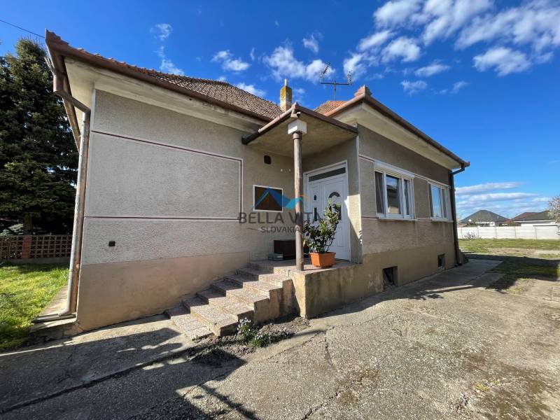 Rodinný dom v Čiernom Brode na ulici Heď so schodiskom a záhradou.