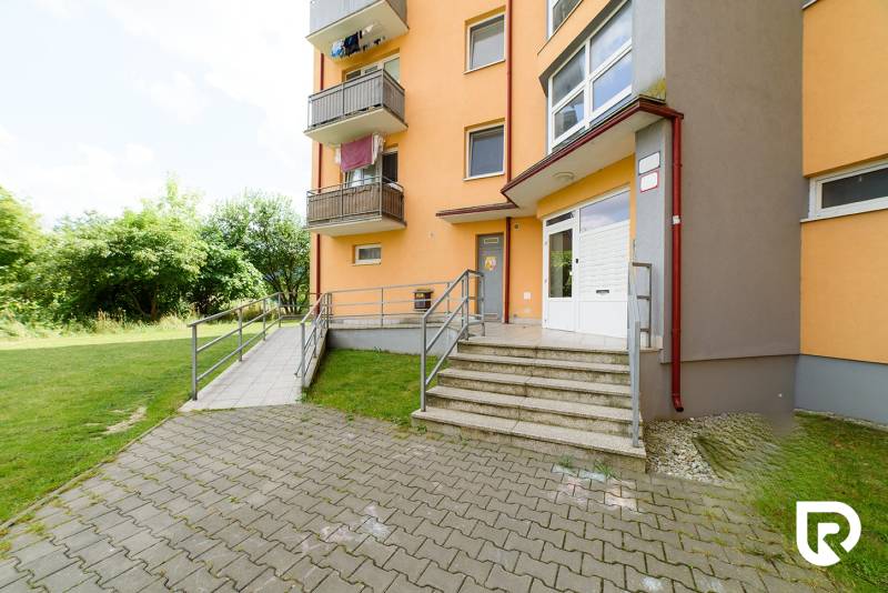 Wohnhaus in der Armádna-Straße in Trenčín mit Zugangstreppen und Grünflächen.