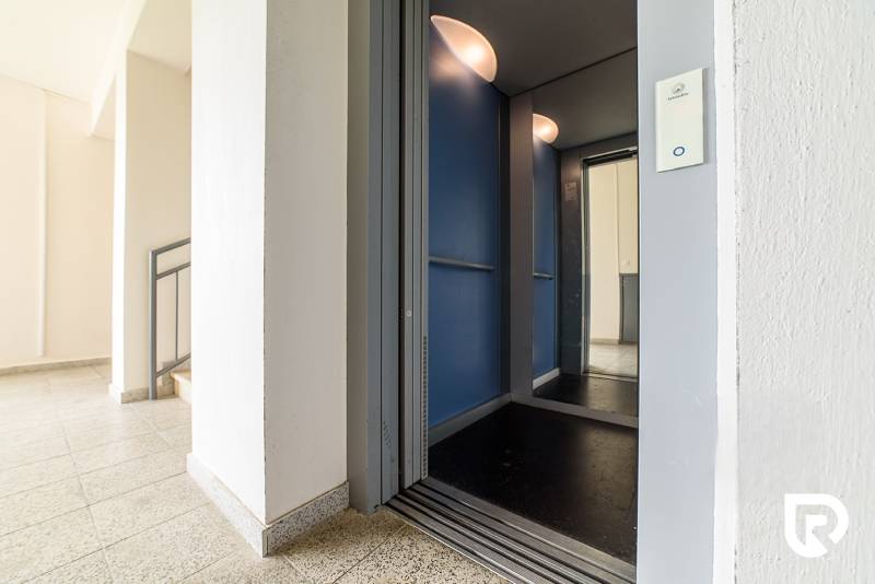 An der Armádna-Straße in Trenčín gibt es einen Aufzug und ein Treppenhaus eines Wohnhauses.