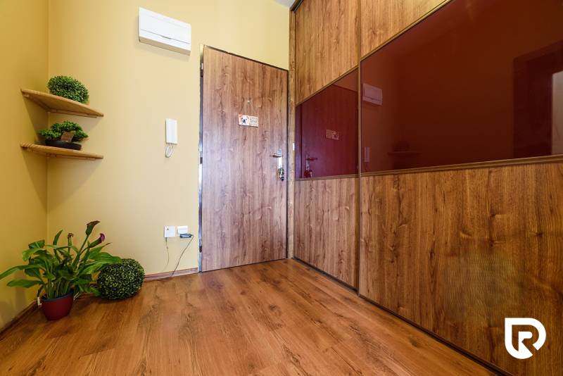 Innenraum einer 2-Zimmer-Wohnung mit Holzboden und Holzelementen.