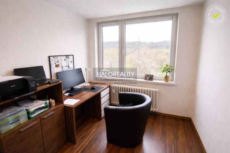 Arbeitszimmer in einer 4-Zimmer-Wohnung mit Holzboden und großem Fenster.
