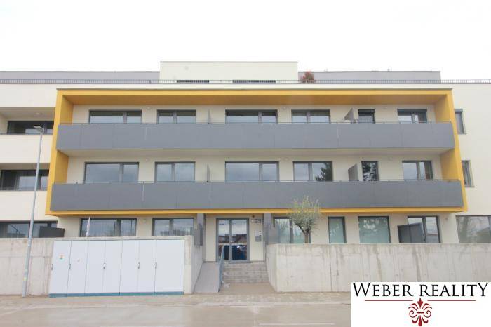 Wohnhaus in der Broskyňová-Straße in Rovinka mit gelben Elementen an der Fassade.
