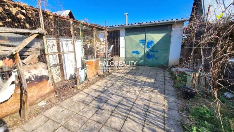 Außenbereich mit Schuppen bei der Hütte in Poltár auf einem sonnigen Hof.