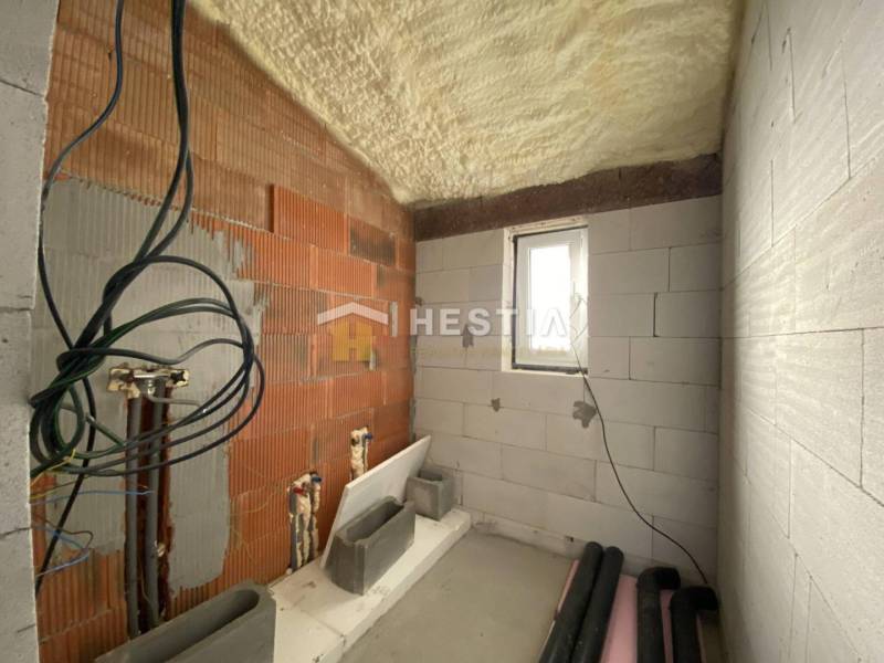 Innenraum eines im Bau befindlichen Badezimmers in einem Einfamilienhaus mit Vorbereitung für Installationen.