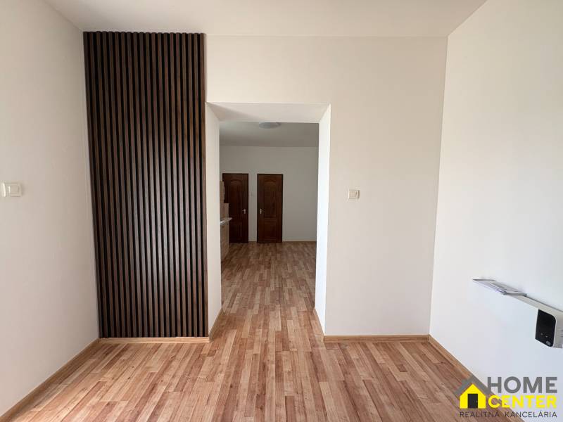 Innenraum eines Einfamilienhauses mit Holzboden und Wandverkleidung aus Holz.